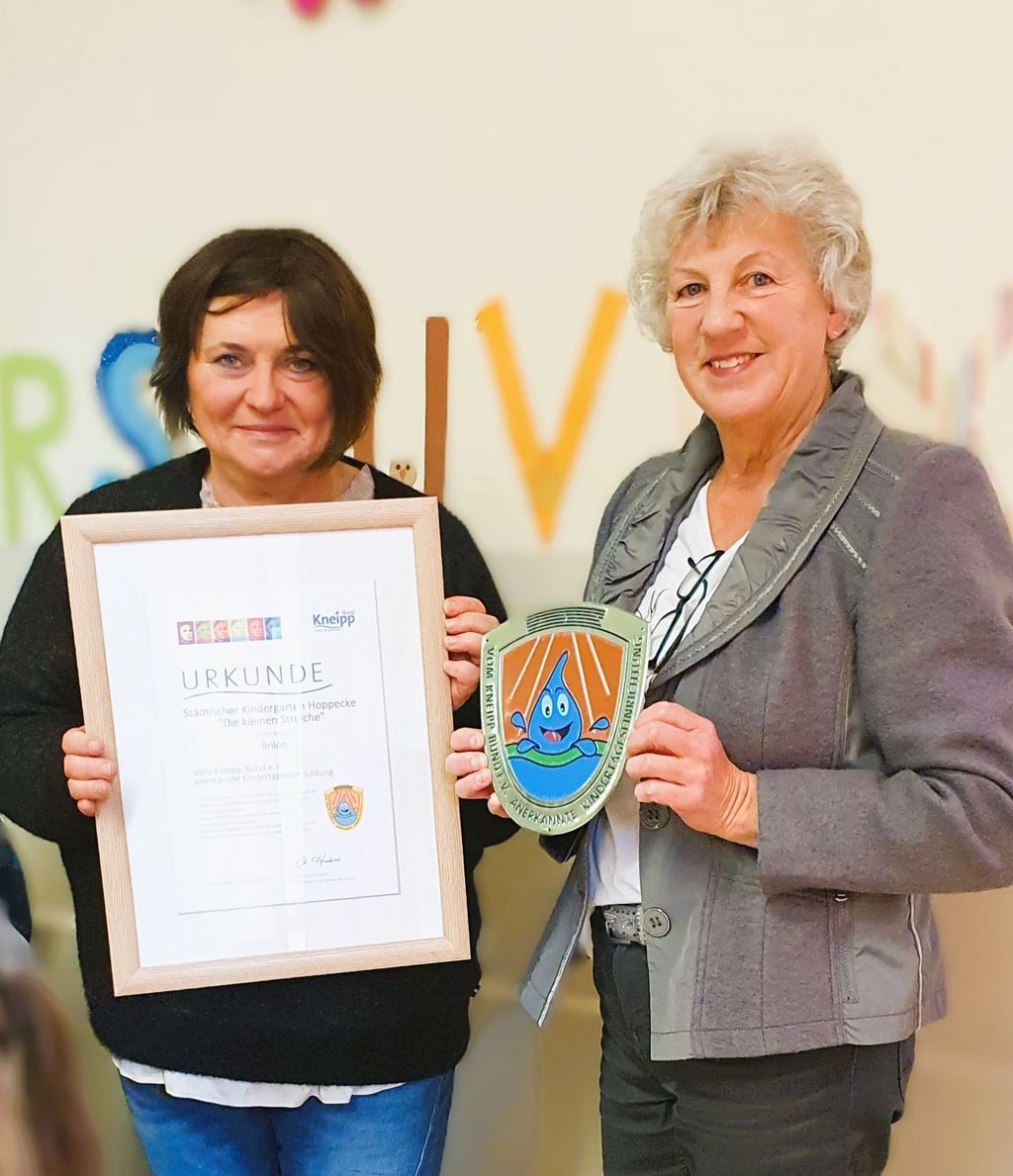 v.l.n.r. Claudia Kemmerling, Kindergartenleitung Hoppecke und Birgit Christmann, stellvertretene Vorsitzende Kneipp-Bund Landesverband NRW e.V.