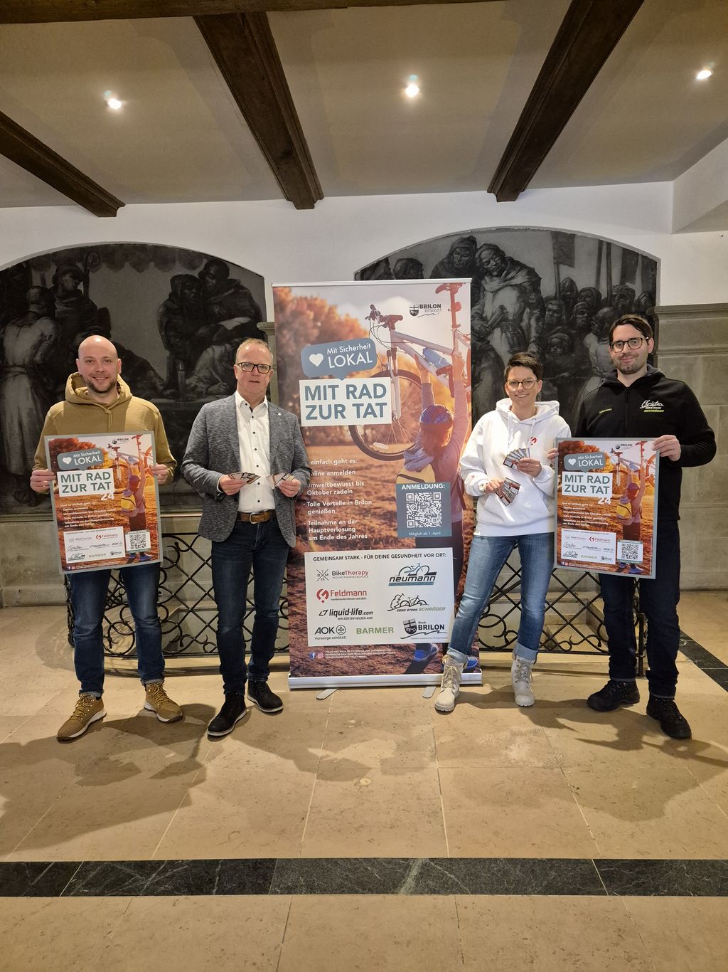 Die Sponsorenvertreter v.l.n.r. Kai Neumann (Fahrrad Neumann / Liquid-Life), Reimund Günter (BARMER), Eva Feldmann (Bike Center Feldmann), Johannes Schröder (EBike Store Schröder) bei der Ziehung der Gewinner. Auf dem Bild fehlen Uwe Schröder (AOK NordWest) und Björn Karin (Bike Therapy Mountainbikeschule)