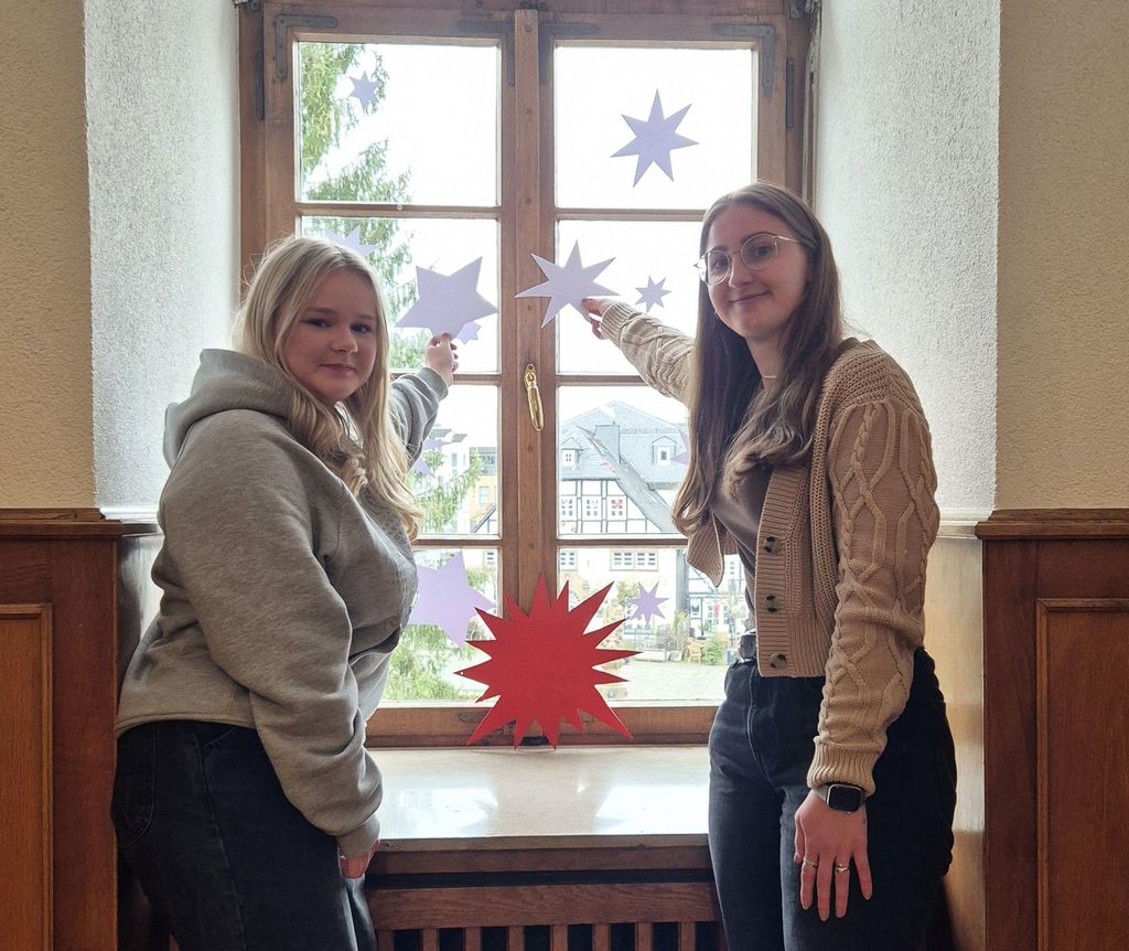 Links Jana Eckert, rechts Jana Dohle – die beiden Auszubildenden haben die Adventsfenster-Aktion vorbereitet.