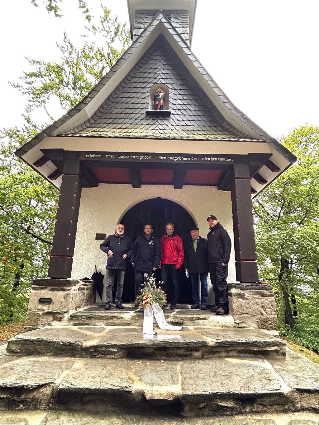 Gruppe vor Borbergskapelle 