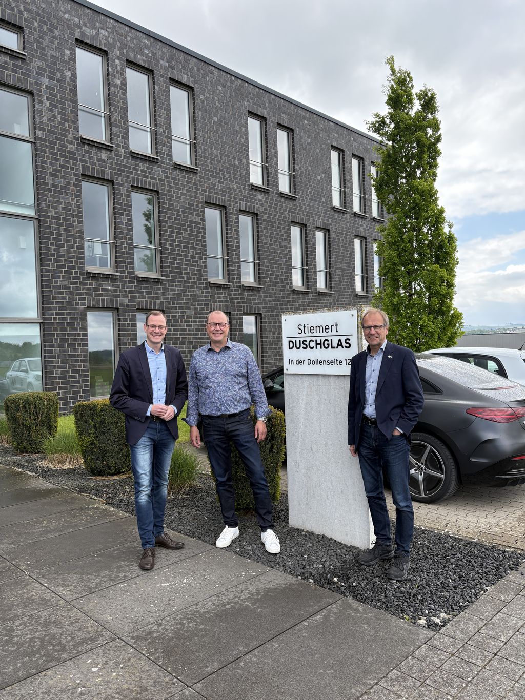 Wirtschaftsförderer Thomas Becker, Stiemert-Geschäftsführer Markus Schwermer und Bürgermeister Dr. Christof Bartsch (v. li.). (Foto: Stiemert Duschglas)