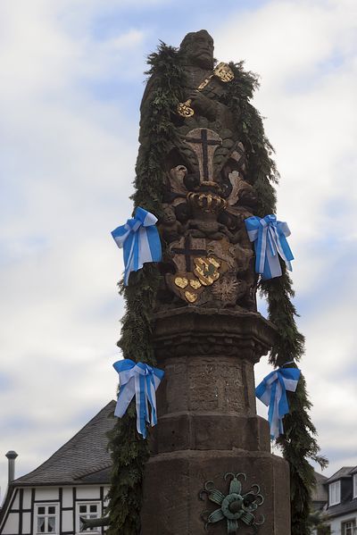 Briloner Schnadezug - geschmückter Petrusbrunnen / Kump