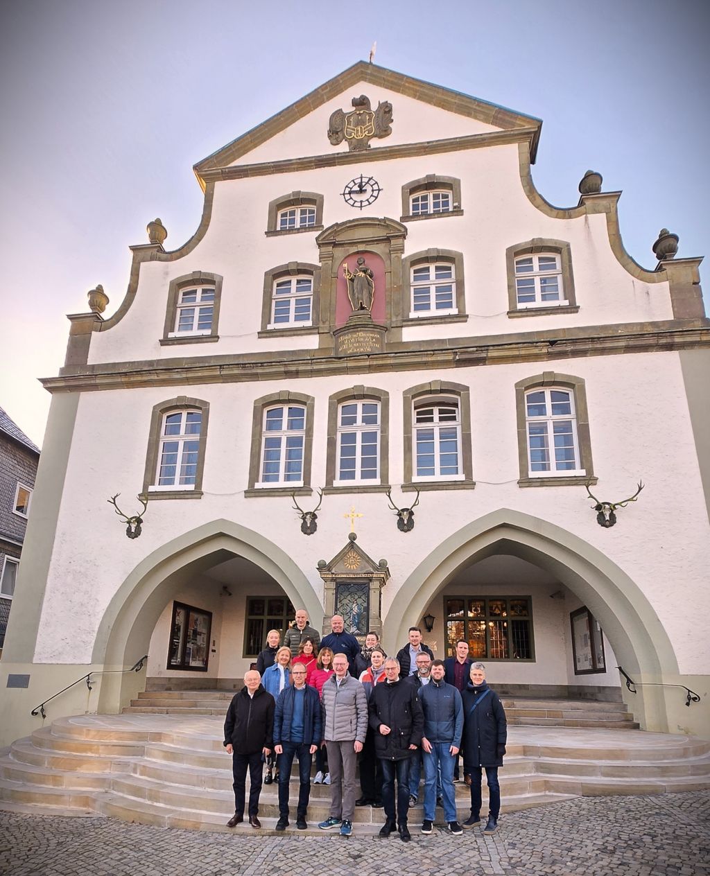 Teilnehmergruppe vor dem Rathaus in Brilon