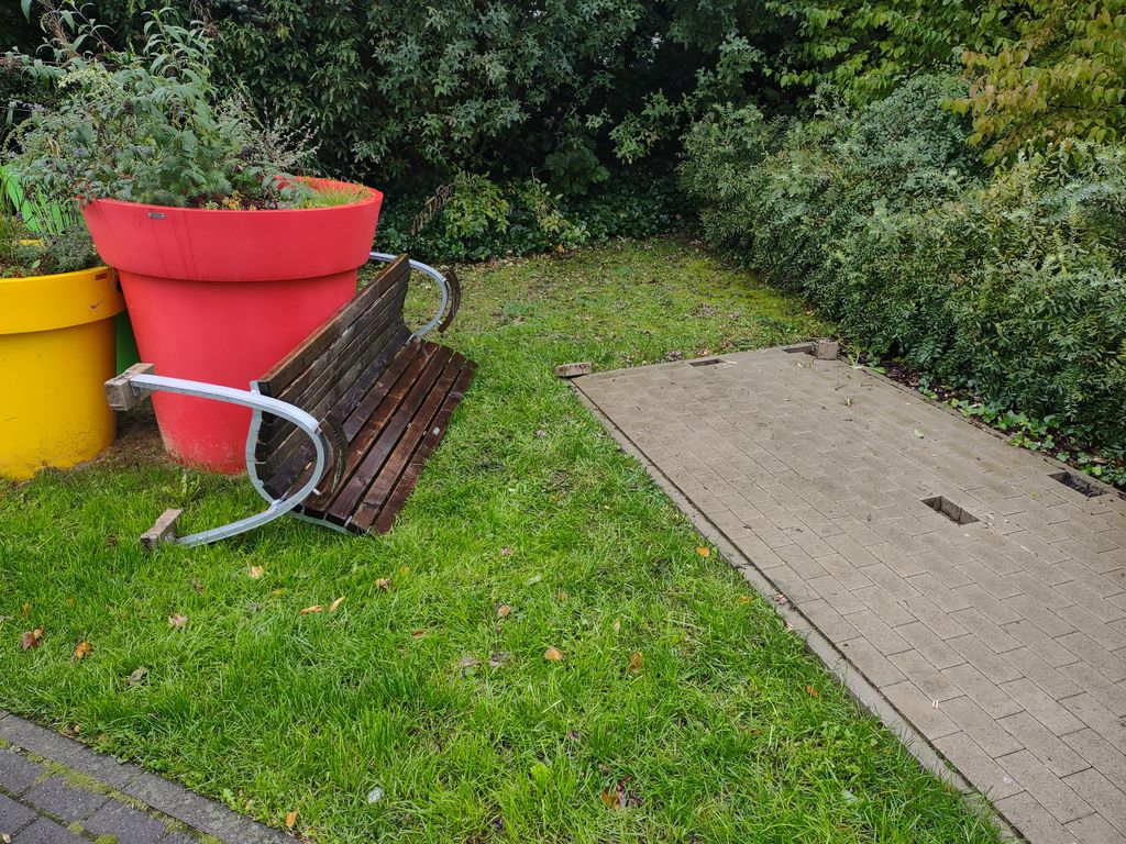 Beschädigte Bank oberhalb des Kreisverkehrs am Amtsgericht