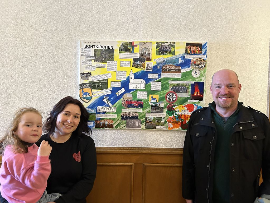 Jacqueline Marre-Kleinschnittger und Jan Kleinschnittger mit Tochter Juna vor Bild Bontkirchen