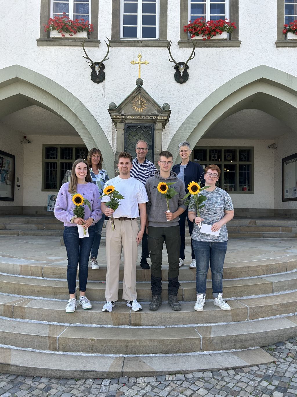 Sarah Hesse, Phillip Nolte, Hendrik Pütter und Melina Stüttgen (vorne v.l.) mit der Personalratsvor-sitzenden Rita Niehaus, Bürgermeister Dr.  Bartsch und Fachbereichsleiterin Ute Hachmann (hinten v.l.; nicht auf dem Foto: Lätizia Jonassohn)