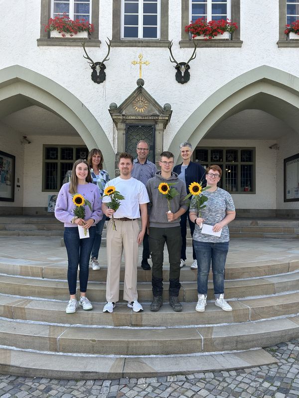 Sarah Hesse, Phillip Nolte, Hendrik Pütter und Melina Stüttgen (vorne v.l.) mit der Personalratsvor-sitzenden Rita Niehaus, Bürgermeister Dr.  Bartsch und Fachbereichsleiterin Ute Hachmann (hinten v.l.; nicht auf dem Foto: Lätizia Jonassohn)