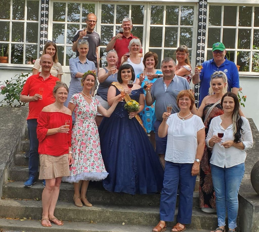Besuchergruppe aus Brilon und Adare mit den Buckower Gastgebern auf der Treppe des Brecht-Weigel-Hauses in Buckow