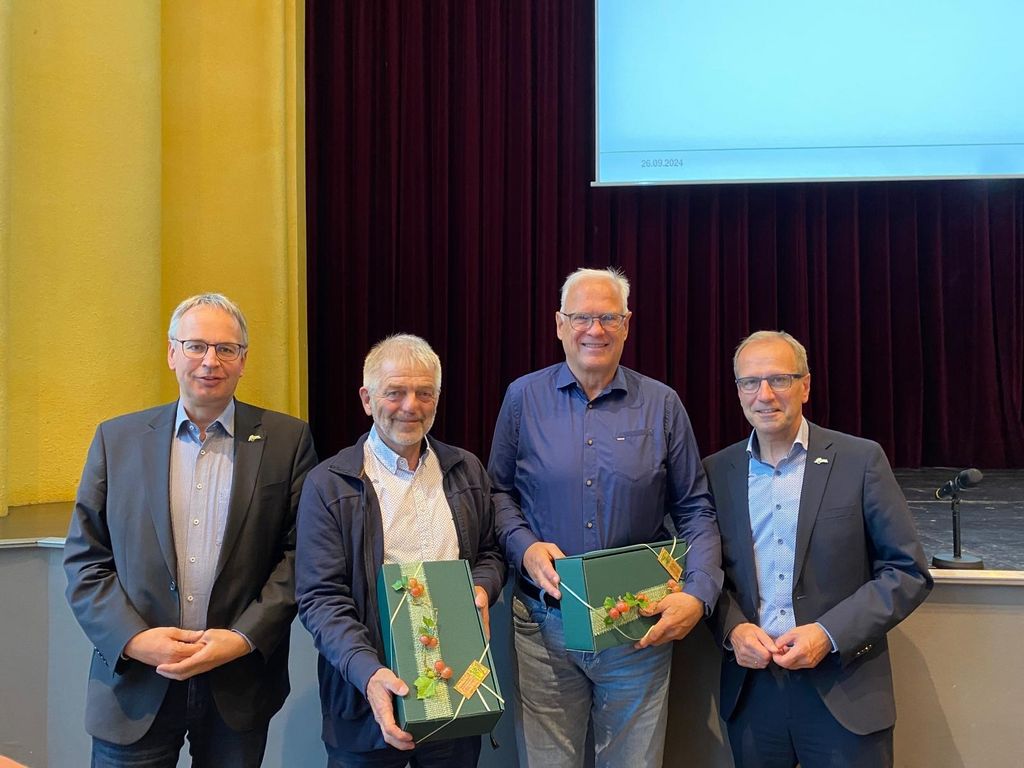 Bild: H. Kößmeier; Bildunterschrift: Michael Hilkenbach (2.v.l.) und Lukas Wittmann (2.v.r.), hier im Rahmen der Ehrung zusammen mit Bürgermeister Dr. Christof Bartsch (rechts) und dem Allgemeinen Vertreter Marcus Bange (links).