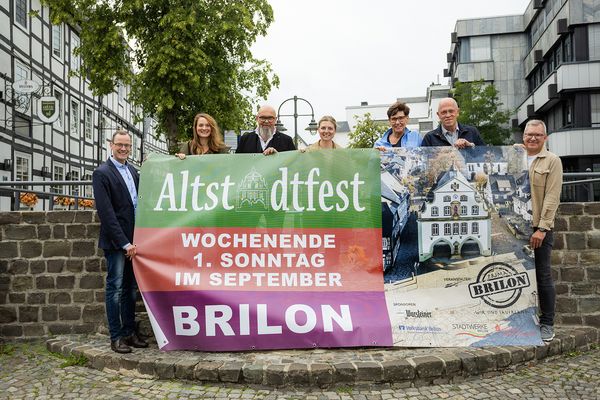 Der Vorstand von Prima Brilon freut sich auf das 36. Briloner Altstadtfest und zahlreiche Gäste (v. l.): Thomas Becker, Katharina Wiese, Thomas Mester, Miriam Schiewe, Claudia Schettel, Gerd Brauer, Christian Schmidt. (Foto: Sabrinity)