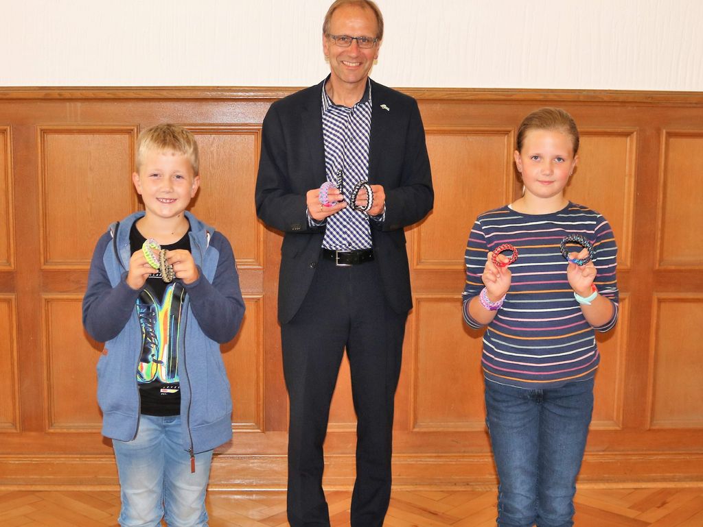 Bürgermeister Dr. Christof Bartsch mit Lea und Benjamin Klaholz