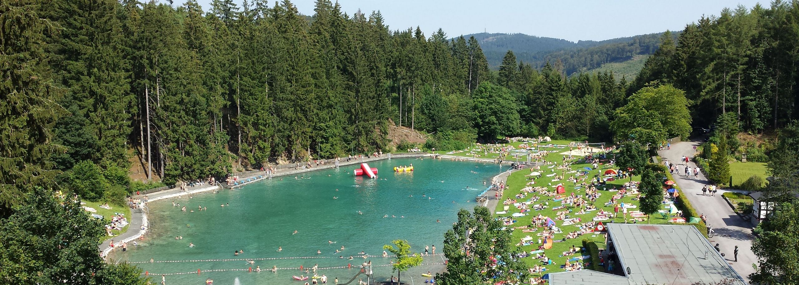 Waldfreibad Gudenhagen mit Badegästen mit Sicht über das gesamte Bad