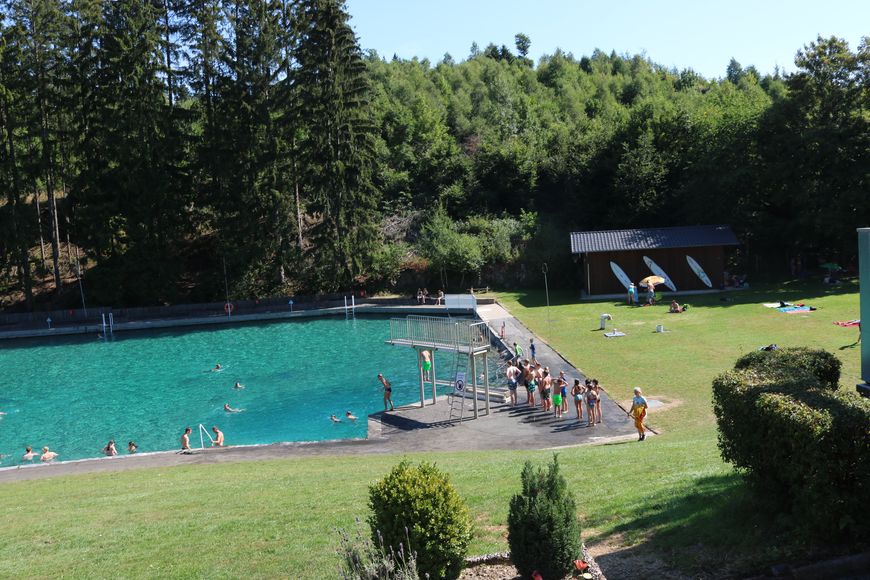 Waldfreibad Gudenhagen Sprungturm und Liegewiese