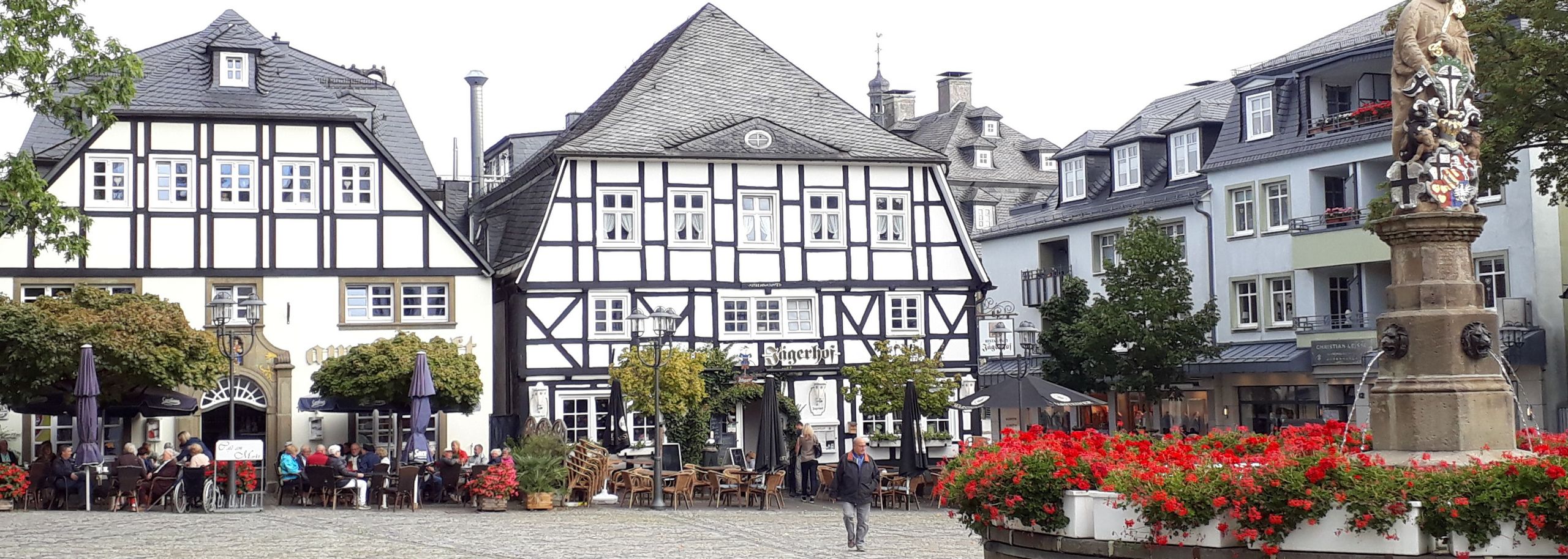 Marktplatz Brilon Blick auf Cafes / Fachwerkhäuser und Petrusbrunnen / Kump