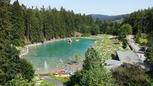 Waldfreibad Gudenhagen mit Badegästen mit Sicht über das gesamte Bad