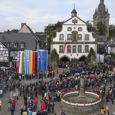 Zur Briloner Schnade ist der Marktplatz schon früh morgens gefüllt.