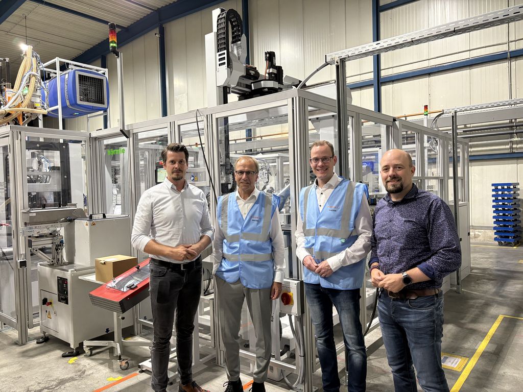 Michael Koch, neuer Geschäftsführer der Clayens Germany GmbH, Bürgermeister Dr. Christof Bartsch, Wirtschaftsförderer Thomas Becker und Clayens-Vertriebsmitarbeiter Martin Gneckow (v. li.). (Foto: Clayens Germany GmbH) 
