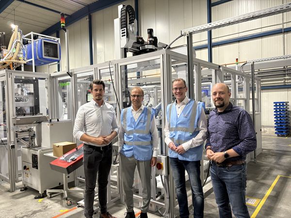 Michael Koch, neuer Geschäftsführer der Clayens Germany GmbH, Bürgermeister Dr. Christof Bartsch, Wirtschaftsförderer Thomas Becker und Clayens-Vertriebsmitarbeiter Martin Gneckow (v. li.). (Foto: Clayens Germany GmbH) 