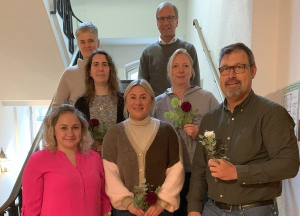 Die fünf erfolgreichen Absolventinnen und Absolventen mit Bürgermeister Dr. Bartsch und Ute Hachmann, Fachbereichsleiterin für den Personalbereich. 
