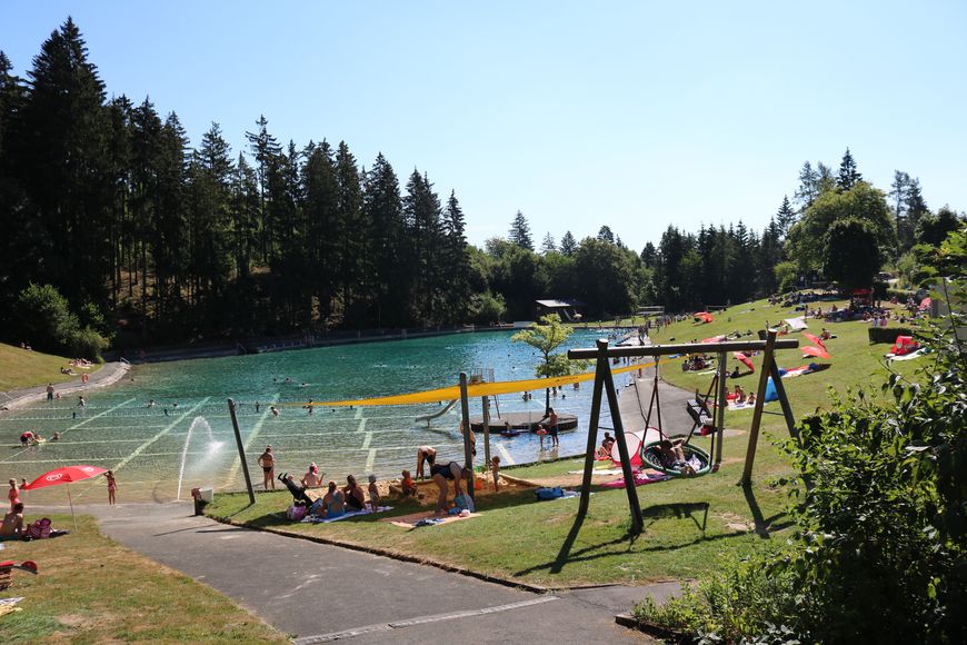 Waldfreibad Gudenhagen Kinderspielgeräte mit Schwimmbecken im Hintergrund