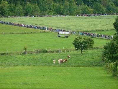 Briloner Schnadezug unterwegs beim Grenzbegang