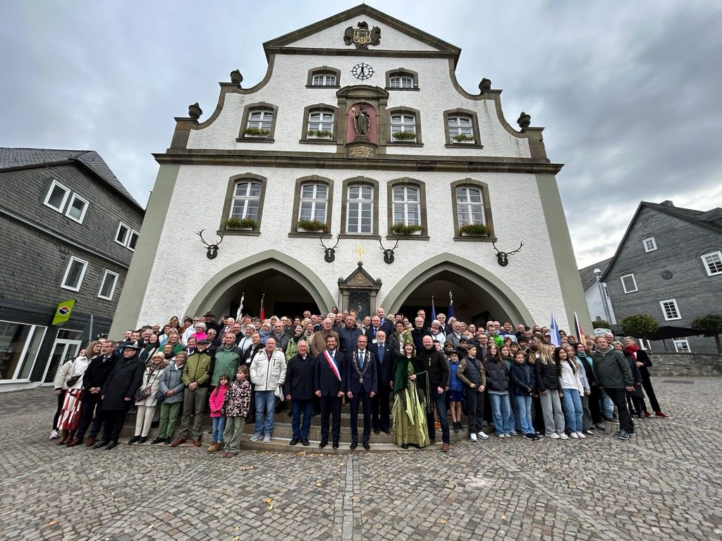 Gesamte Gruppe vor Rathaus 