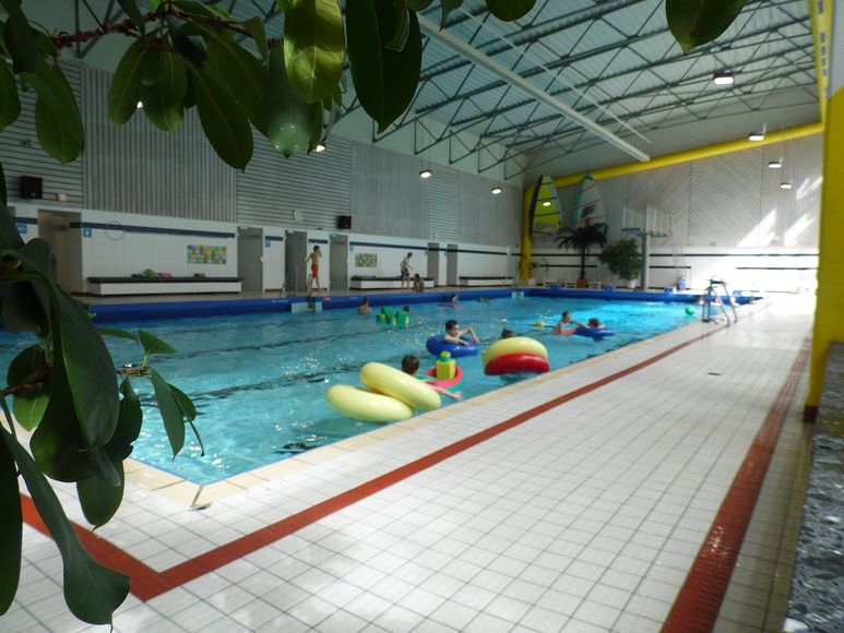 Hallenbad Brilon mit Kinderspielzeug im Wasser