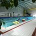 Vorschau: Hallenbad Brilon mit Kinderspielzeug im Wasser