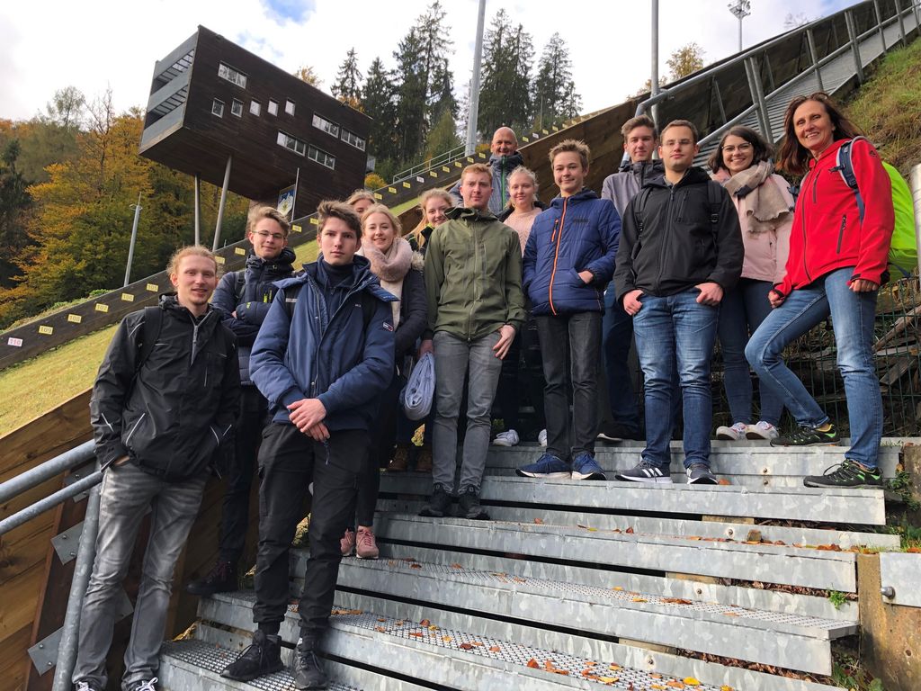 Gruppenbild Azubis  Azubis mit Personalleiter Michael Kahrig und der Personalratsvorsitzenden Rita Niehaus an der Skisprungschanze in Willingen