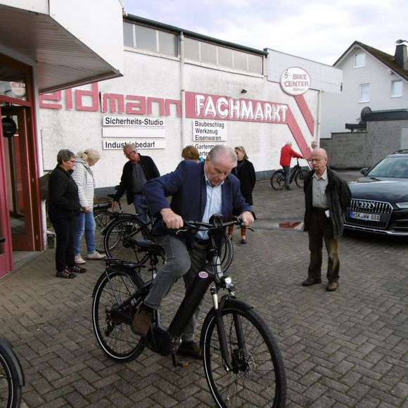 Seniorenbeirat - Pedelec-Schnupperkurs im Jahr 2019 - Teilnehmer auf dem Pedelec