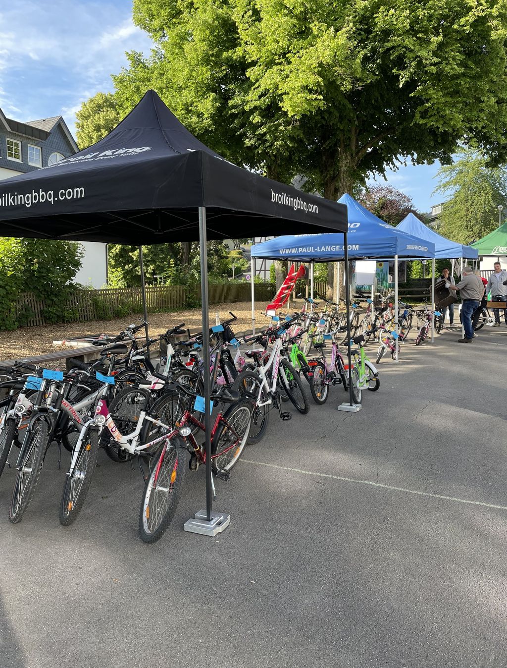 Kinderfahrradbörse auf dem Schulhof der Engelbertschule