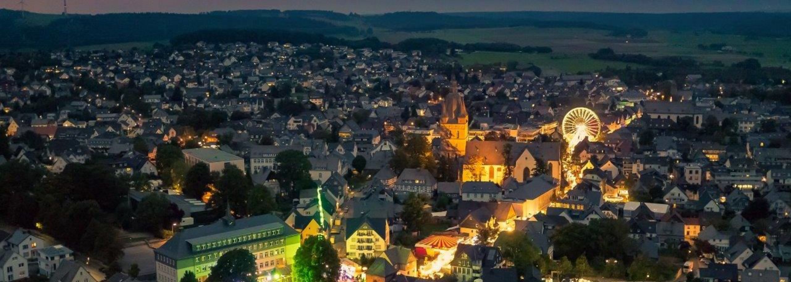 Luftbild der Innenstadt mit Michaeliskirmes in der Dämmerung