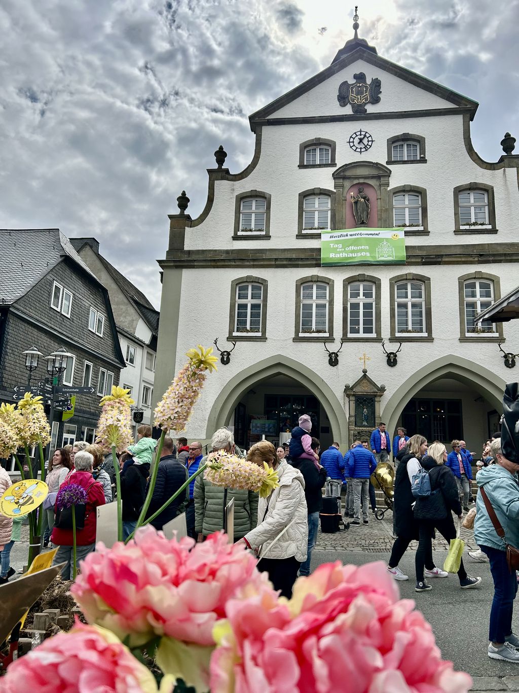 Rathaus Blick mit Blumen