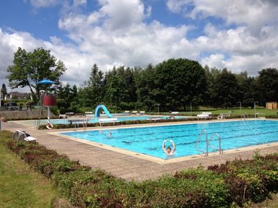 Freibad Alme - Schwimmbecken und Rand der Liegewiese