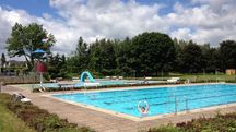 Freibad Alme - Schwimmbecken und Rand der Liegewiese