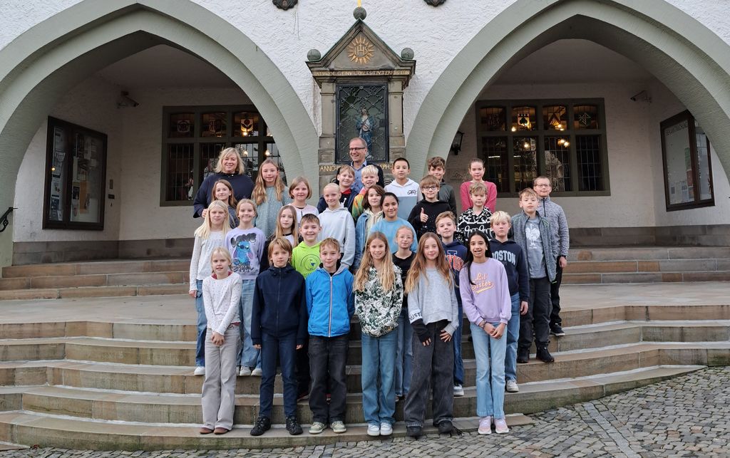 Gruppenfoto Klasse 5 vor dem Rathaus