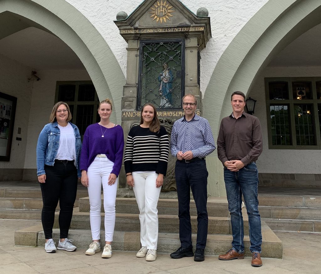 Bürgermeister Dr. Christof Bartsch (2.v.r.) und Fachbereichsleiter Clemens Mund (rechts) mit Verwaltungsmitarbeiterin Bianca Funke und den beiden LOCAL HERO Studentinnen (v.l.n.r.).