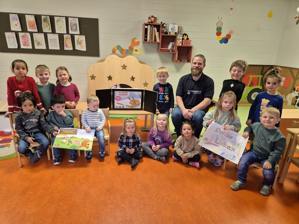 Kindergarten Messinghausen – Schützenkönig Lukas Leisse mit den Kindern aus dem Spatzennest