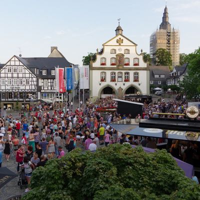 Der Briloner Marktplatz ist ein beliebter Treffpunkt für Veranstaltungen (hier beim Musiksommer 2019).