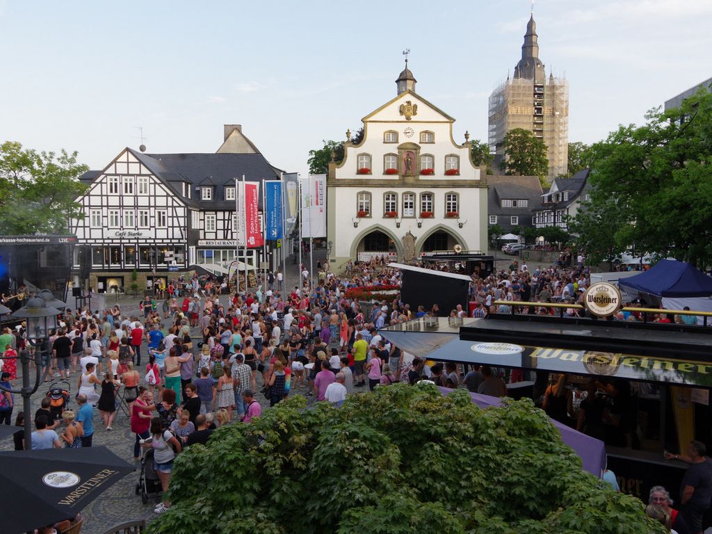 Der Briloner Marktplatz ist ein beliebter Treffpunkt für Veranstaltungen (hier beim Musiksommer 2019).
