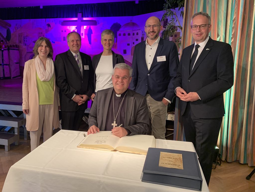 v.l.n.r Brigitte Schulte-Bartsch, Schulleiter Marienschule Jürgen Mehler, Ute Hachmann, Martin Wieseler, Marcus Bange und Dr. Udo Bentz