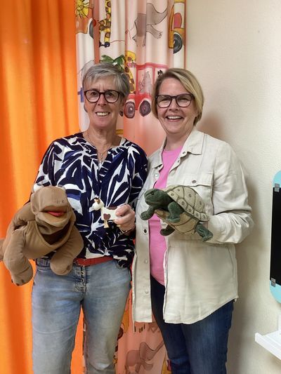 Foto: Vorlesepatin S. Rieke und Kindergartenleitung D. Hillebrand