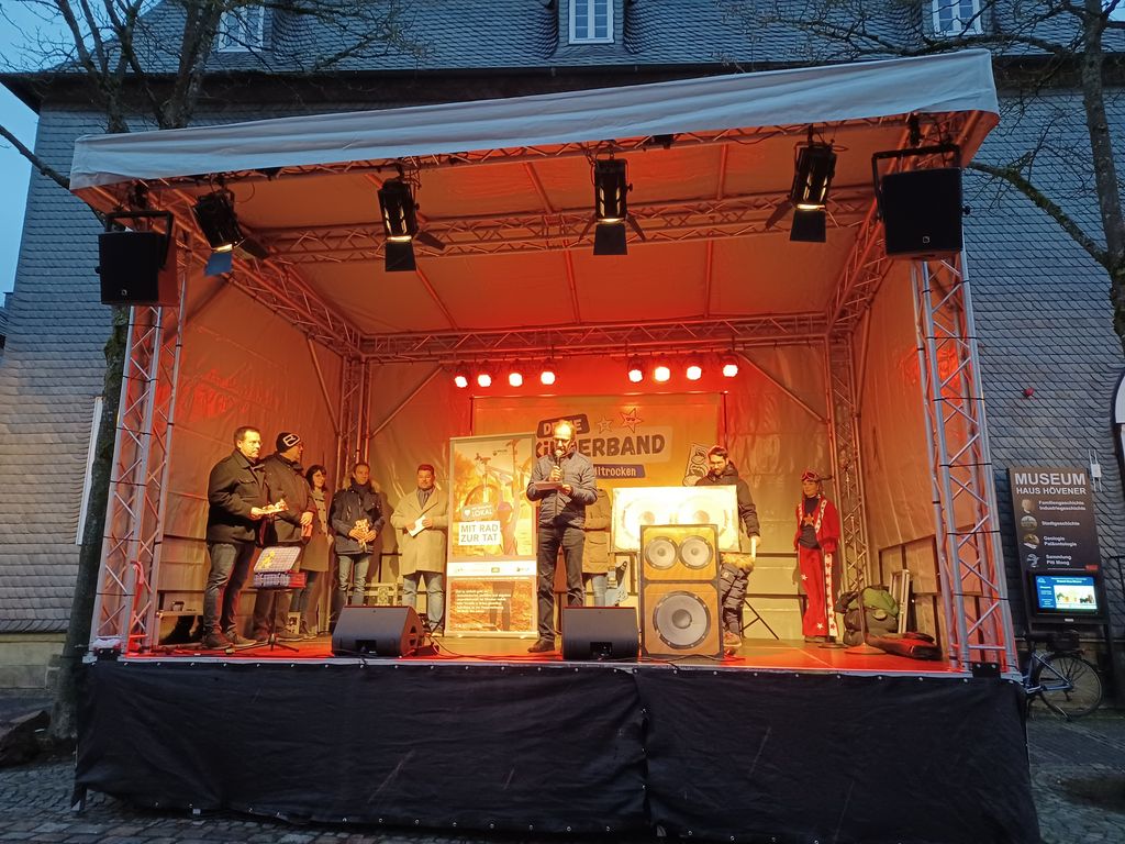  Fünf der sieben Gewinner (Matthias Turley, Andy Schulte, Nadine Karte, Timo Mengeringhausen, Martin Flock) mit Johannes Schröder (EBike Store Schröder), Eva Feldmann (BIKE-CENTER Feldmann) und Bürgermeister Dr. Christof Bartsch)