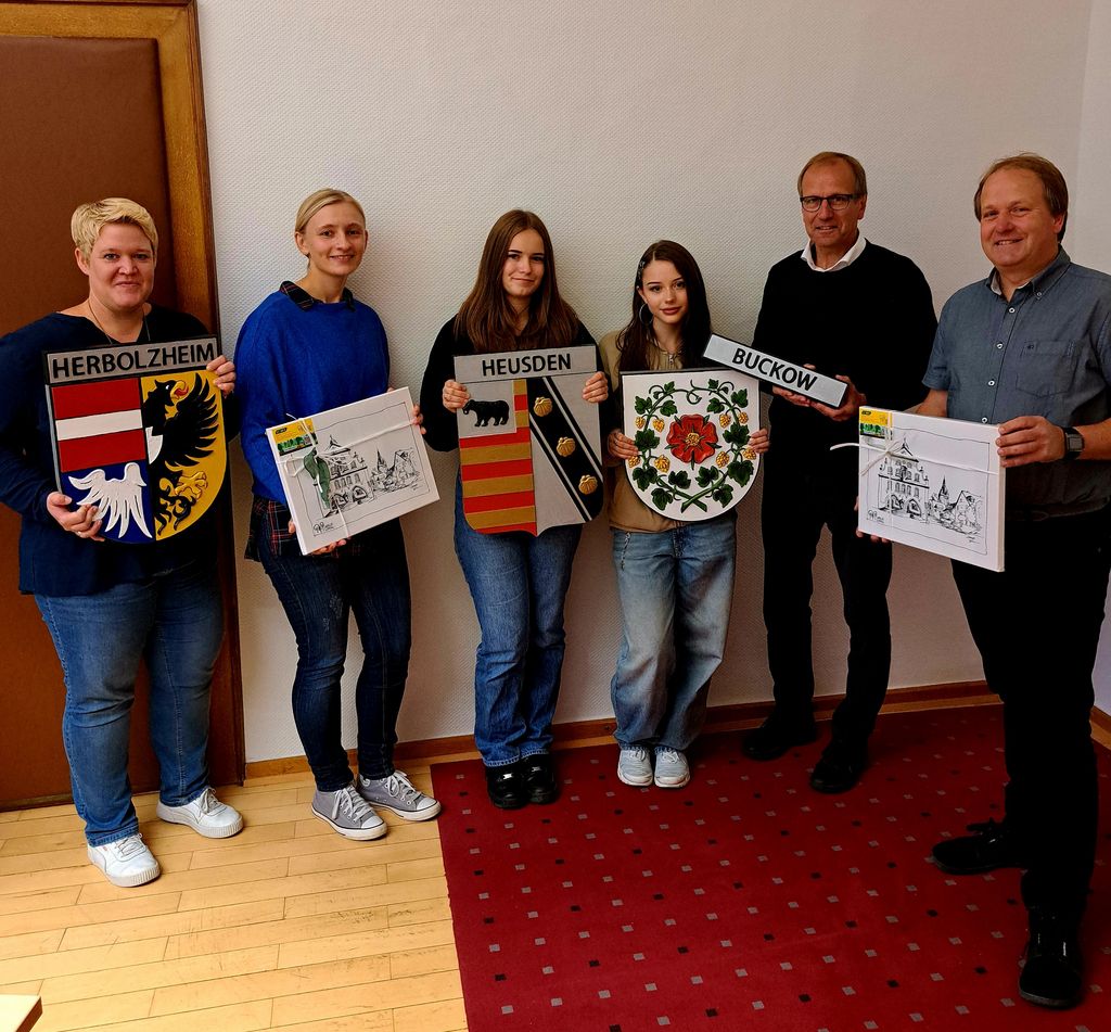 Lehrerin Ariane Lenzmeier, Schatzmeistern der Partnerschaftsvereinigung Marie-Christin Schmelter, zwei beteiligte Schülerinnen der Marienschule, Bürgermeister Dr. Christof Bartsch und Schulleiter Jürgen Mehler