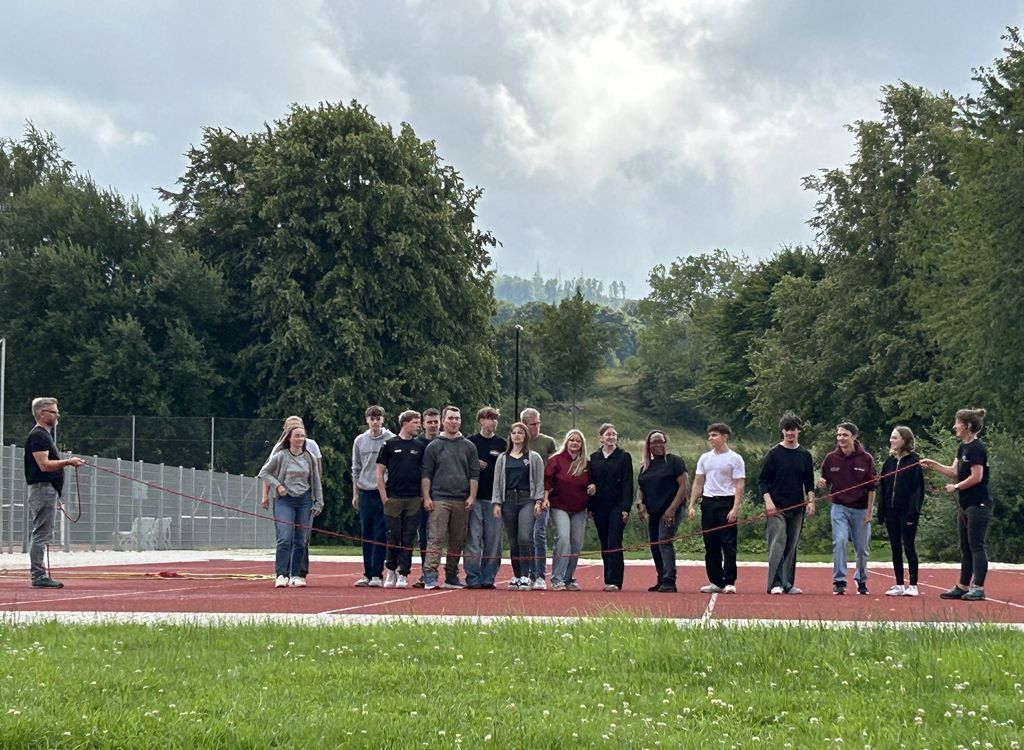 Die Azubis beim Outdoor Seilspiel