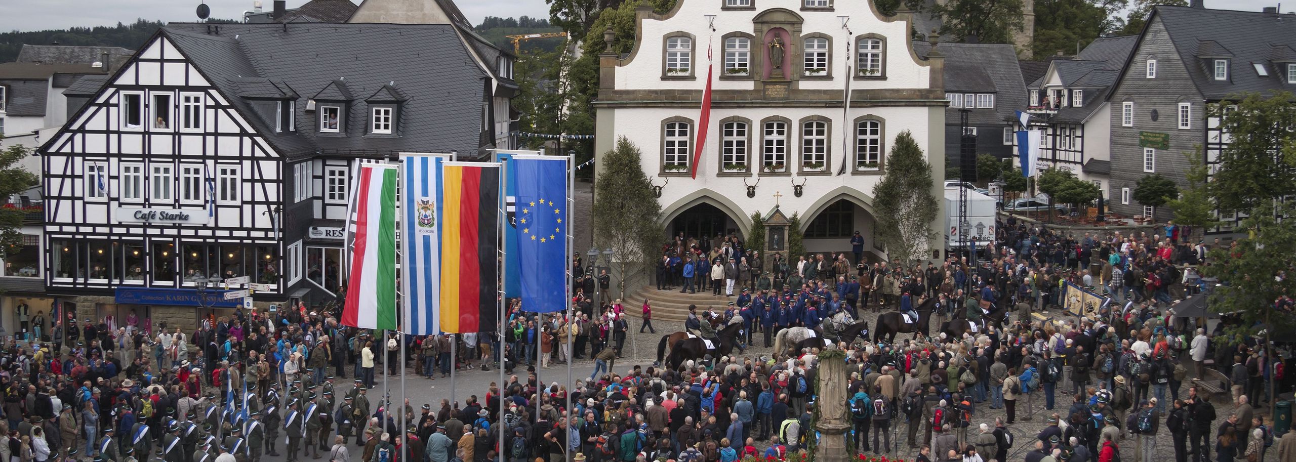 Briloner Schnadezug - Antreten vor dem Rathaus - Blick auf Marktplatz und Rathaus von oben