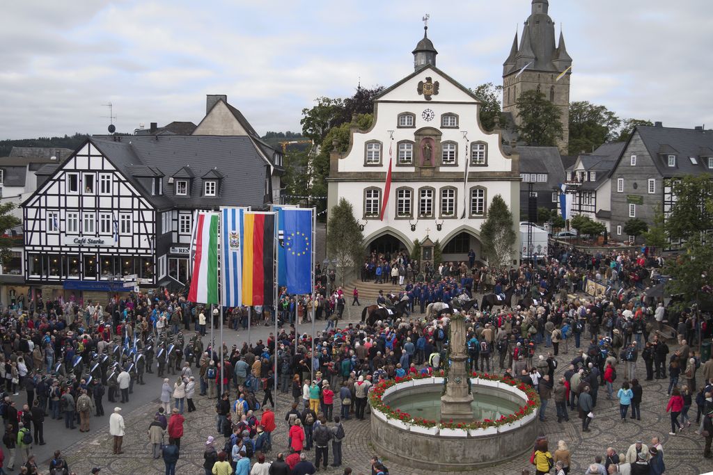 Briloner Schnadezug - Antreten vor dem Rathaus - Blick auf Marktplatz und Rathaus von oben