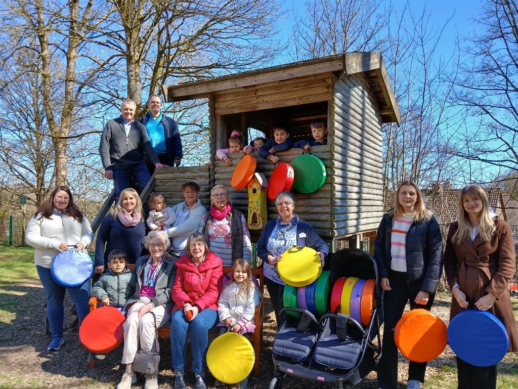 Spende Kindergarten Gudenhagen-Petersborn: Ortsvorsteher, Einrichtungs- und Kindergartenvertreter/innen mit Bewohner/innen  