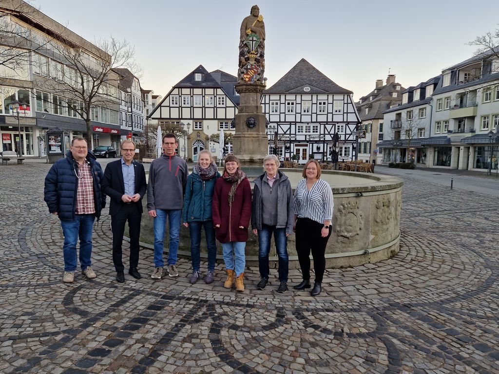 Bürgermeister Dr. Bartsch und Bianca Funke mit den Briloner „LOCAL HEROS“ sowie den teilnehmenden Ärztinnen und Ärzten 