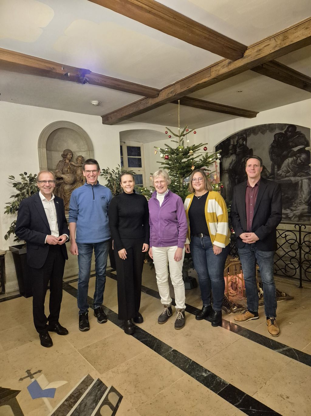 Bürgermeister und lokale Kümmerer (außen) mit der "Briloner" Studentin und den Briloner Praxen.